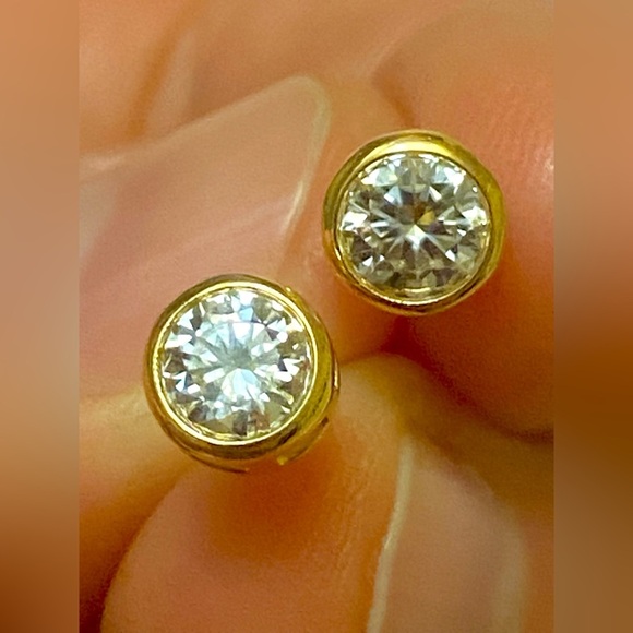 18 K Gold & Moissanite Stud Earrings - Picture 4 of 7